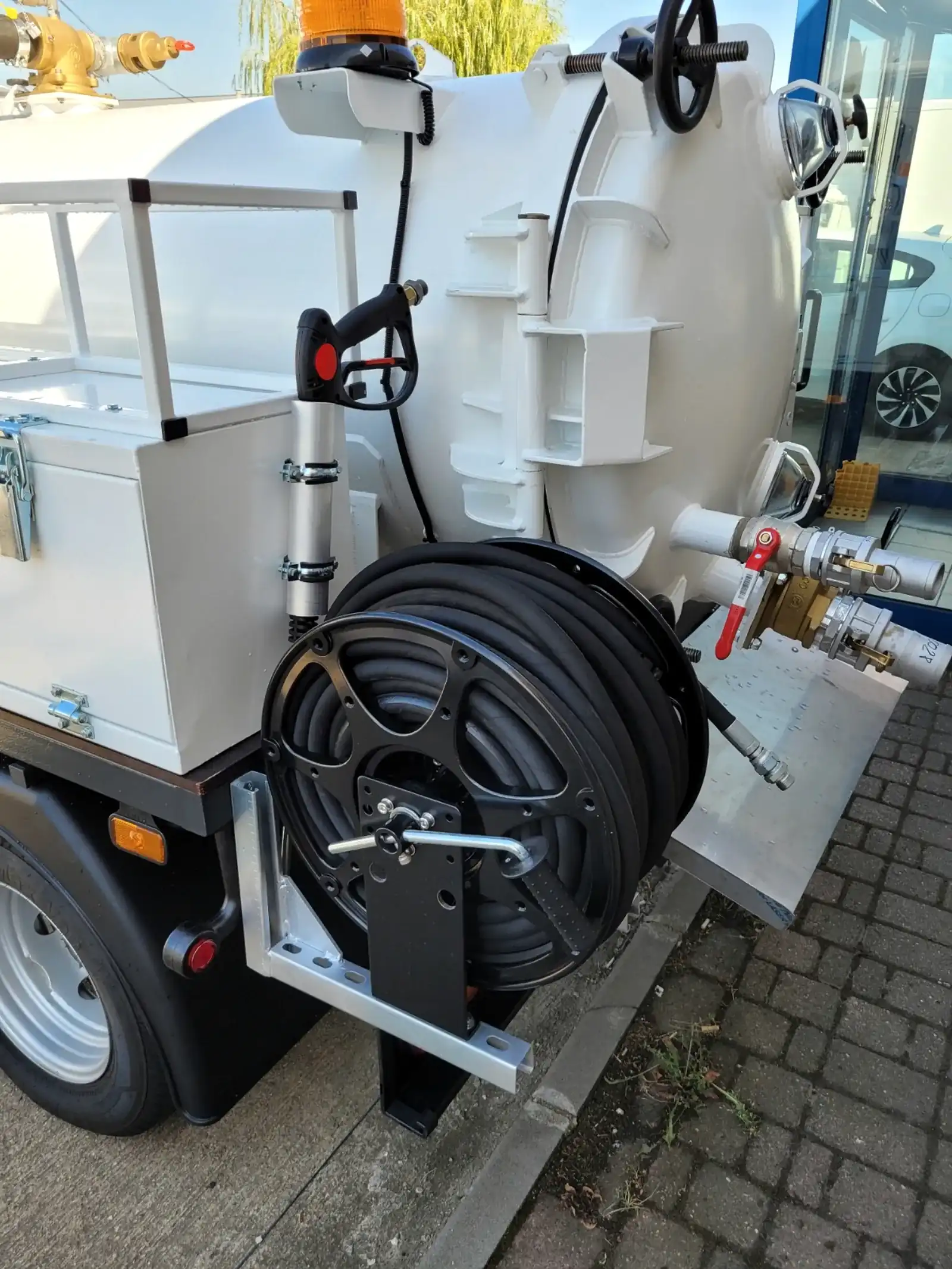 Detail of the compact Piaggio unit: hose reel and valves