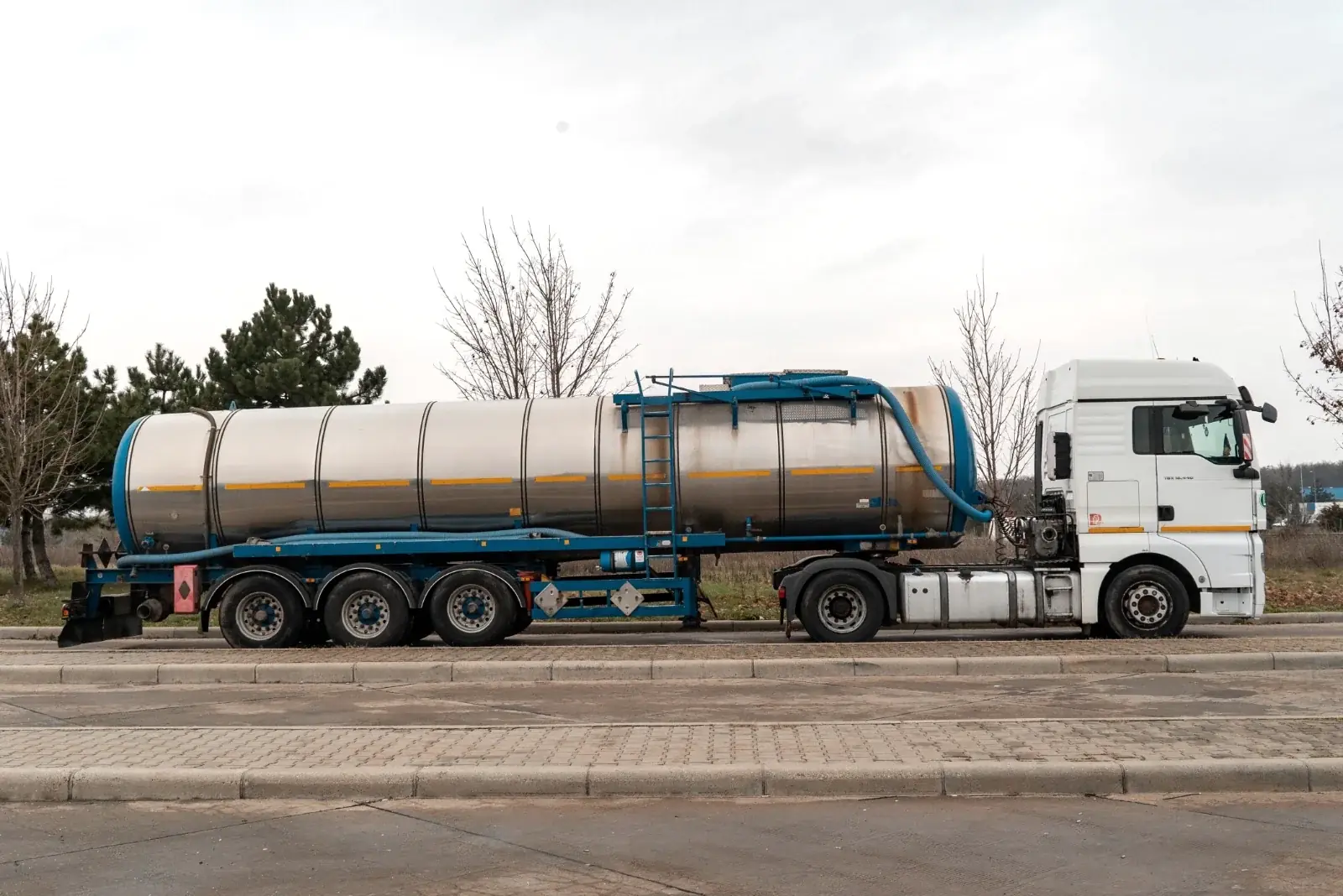 The KÄSSBOHRER tanker semi-trailer with its MAN TGX tractor, in profile